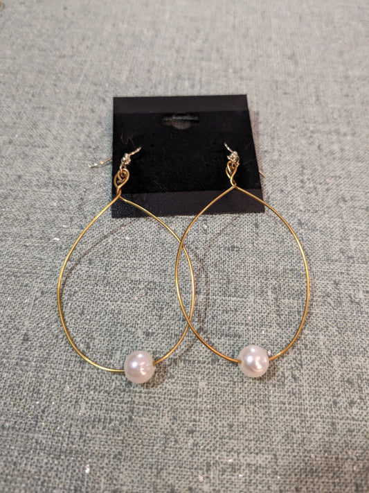 Pearl loop earrings